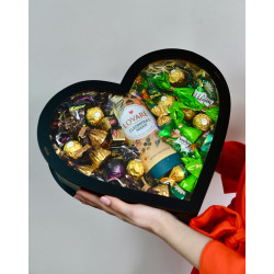 "Серце" Дерев’яний бокс з солодощами №122, 1,4 кг, (35х31х9,5 см)